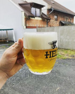 Dneska je krásně, dneska by to šlo. Tak si přijďte i vy na čepované, které vám nabídneme na naší předzahrádce v areálu...